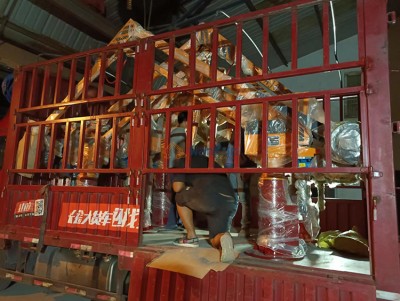 Hai manipulator để đổ đang được nạp